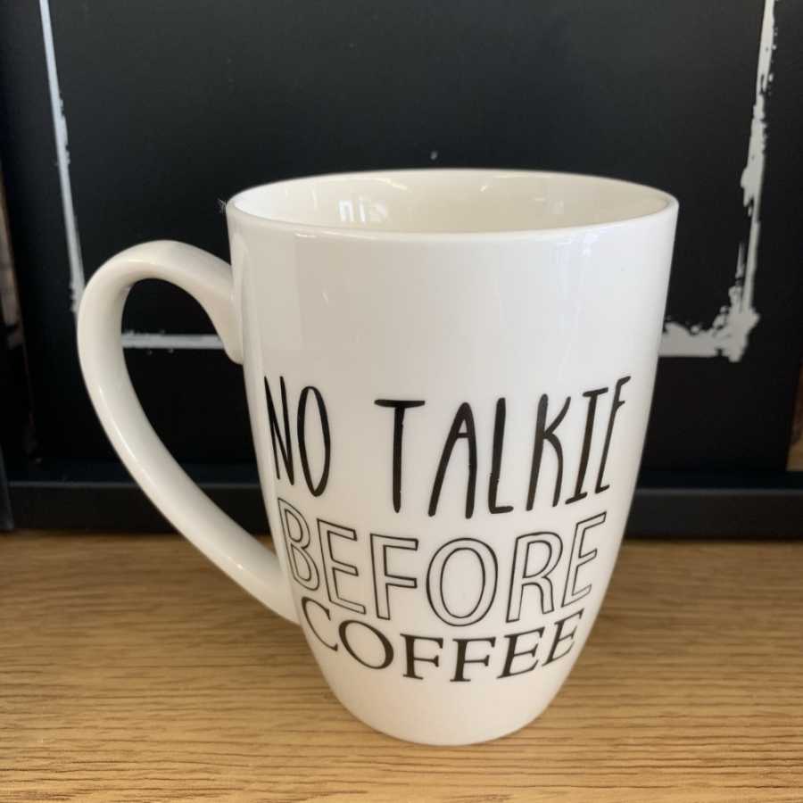 Tasse en céramique avec anse et inscription No Talkie Before Coffee.