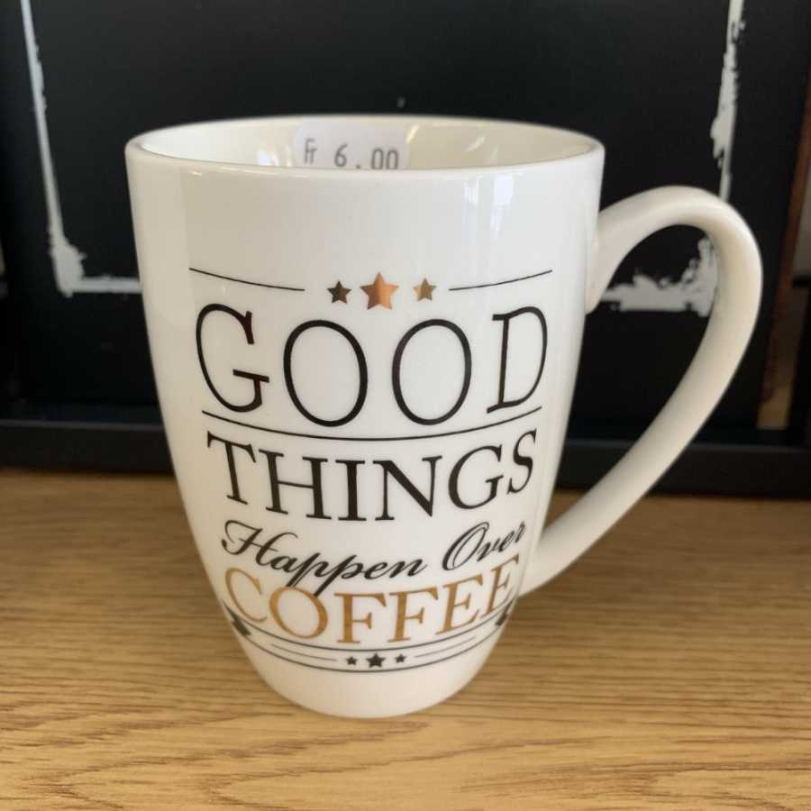 Tasse en céramique avec anse et inscription Good Things Happen Over Coffee.