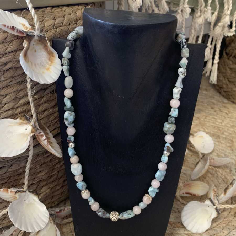 Handgemachte Halskette aus Larimar und Morganit (rosa Beryll) Perlen.