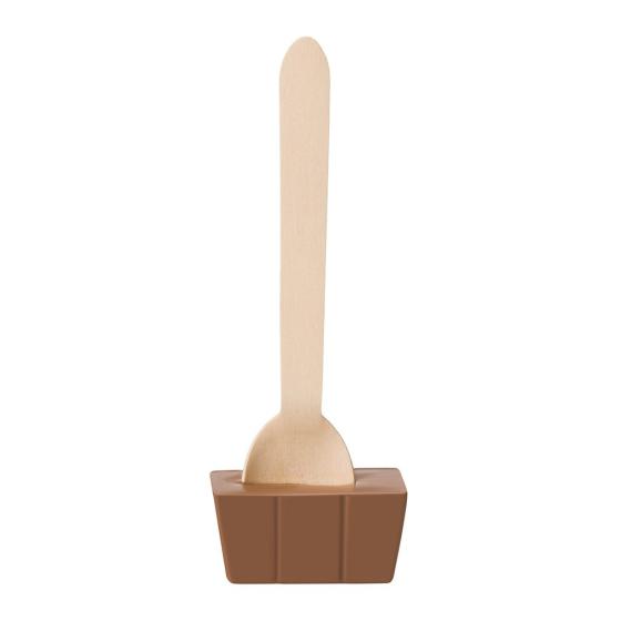 Cuillère à chocolat chaud au lait avec guimauves en forme de cœur