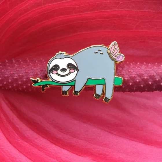 Carte cadeau paresseux avec pin's comme cadeau