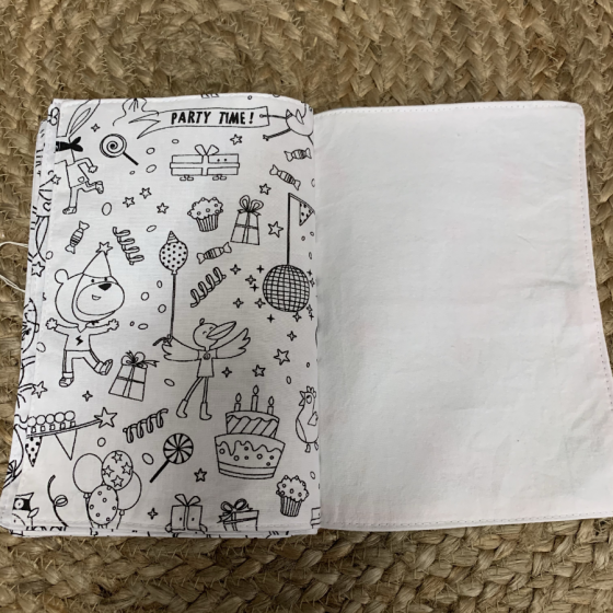Petit livre lavable en tissu à colorier, idée cadeaux enfant, couture, produit artisanal suisse, boutique, fribourg