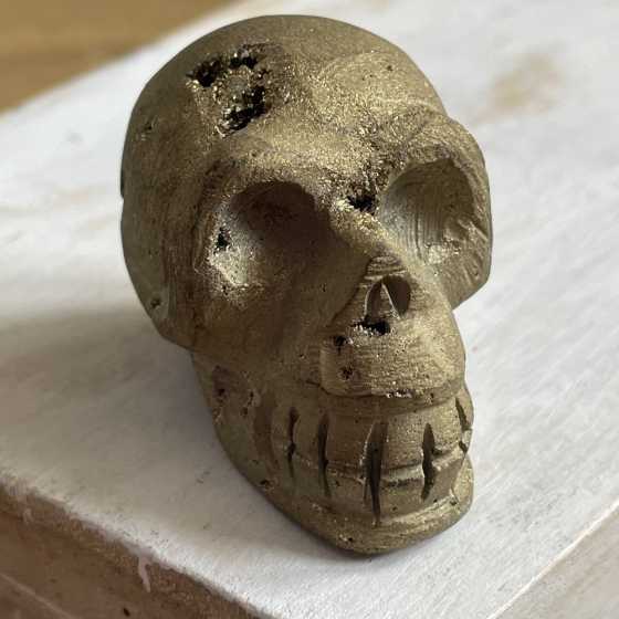 Crâne sculpté doré