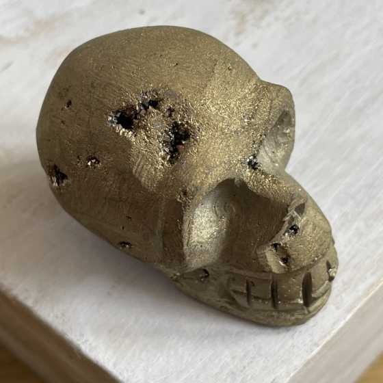 Crâne sculpté doré