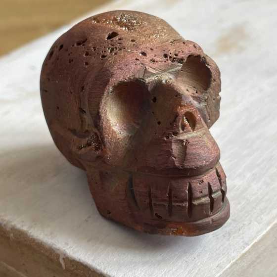 Geschnitzter kupferfarbener Totenkopf