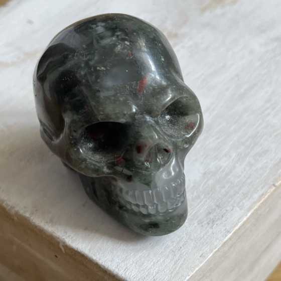 Crâne sculpté héliotrope (bloodstone)