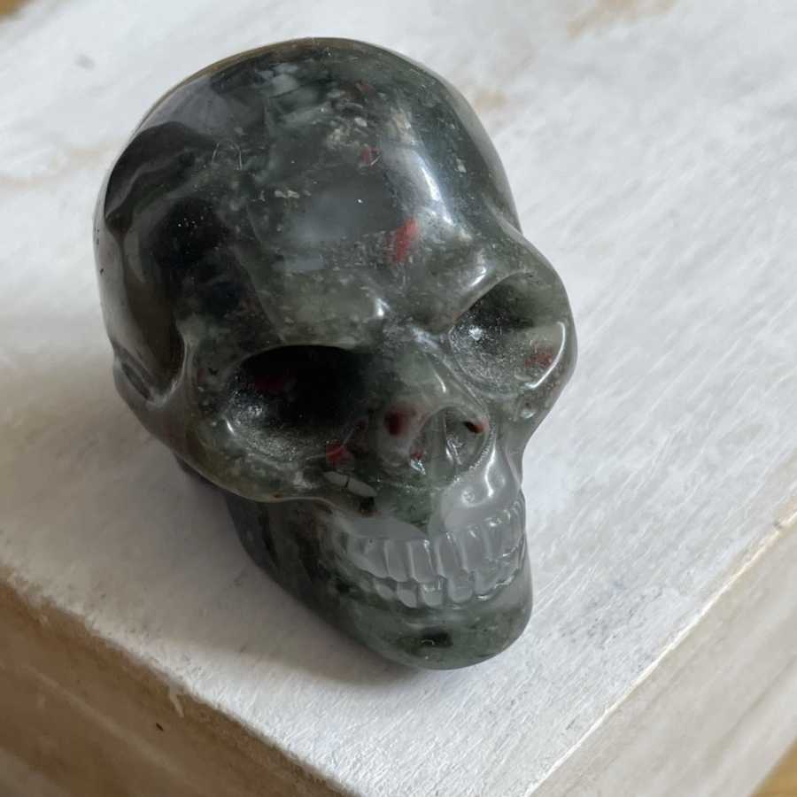 Geschnitzter Totenkopf Heliotrop (Bloodstone)