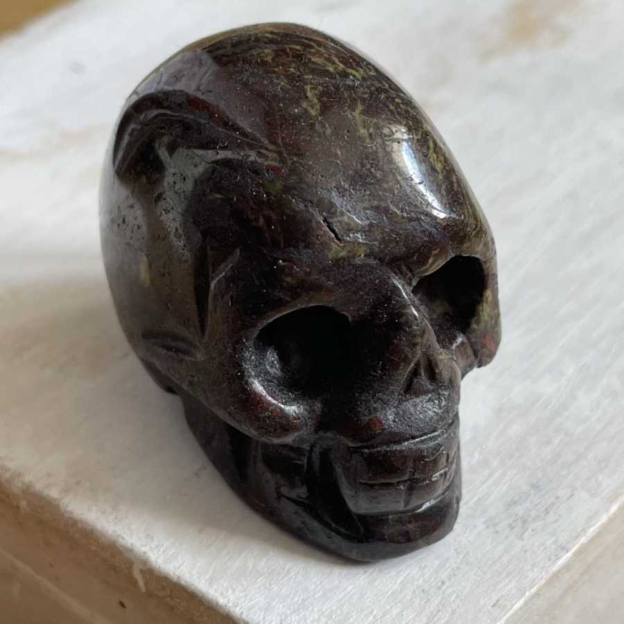 Geschnitzter Totenkopf Drachenblut