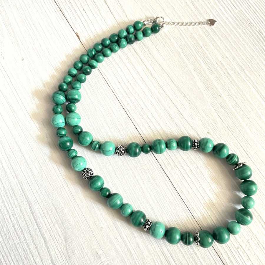 Collier artisanal en perles de Malachite - Equilibre, Protection, Guérison
