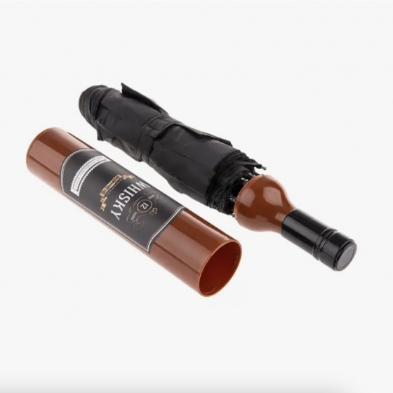 Parapluie de poche, bouteille de whisky