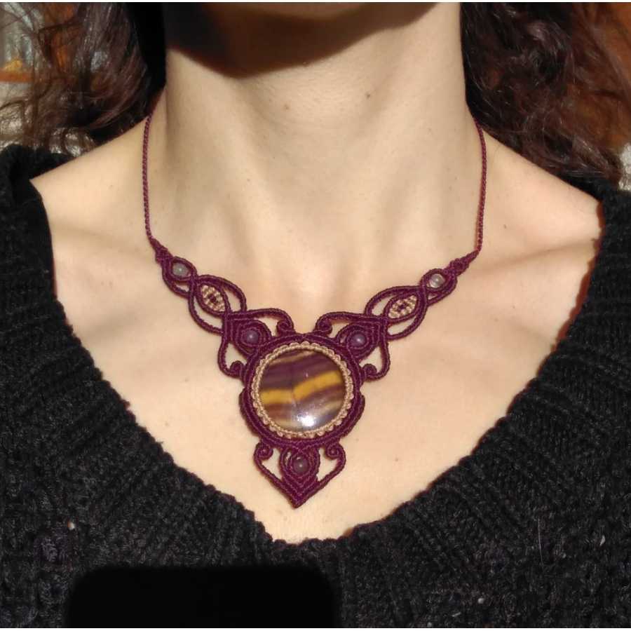 Fluorite - Collier micro-macramé home made - Couleur prune et beige