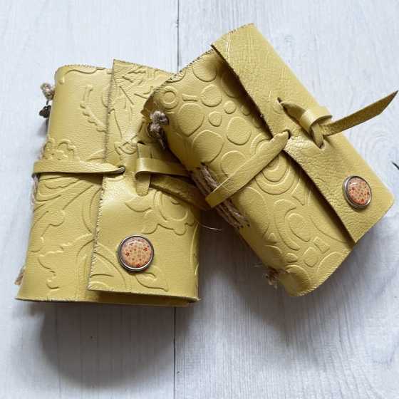 Petit carnet artisanal en cuir - Jaune