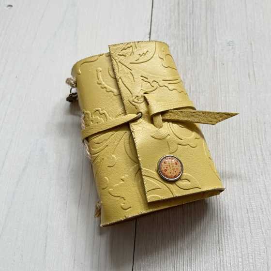 Kleines handgefertigtes Notizbuch aus Leder - Gelb