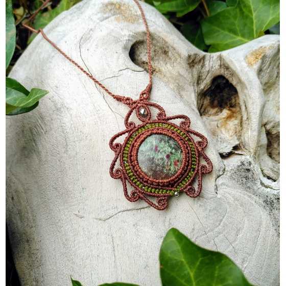 Collier pendentif artisanal en micro-macramé avec un cabochon rond en Rubis fuschite - Joie de vivre et Protection