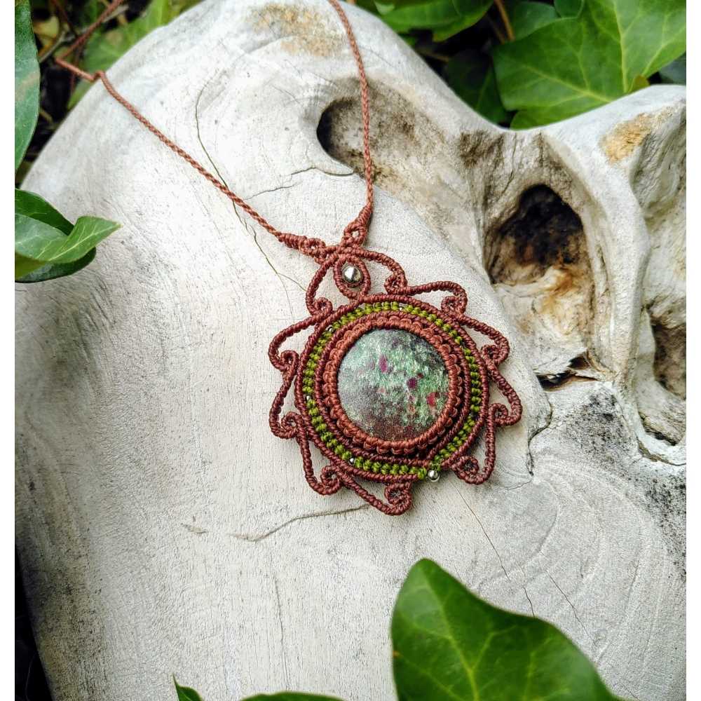 Collier pendentif artisanal en micro-macramé avec un cabochon rond en Rubis fuschite - Joie de vivre et Protection