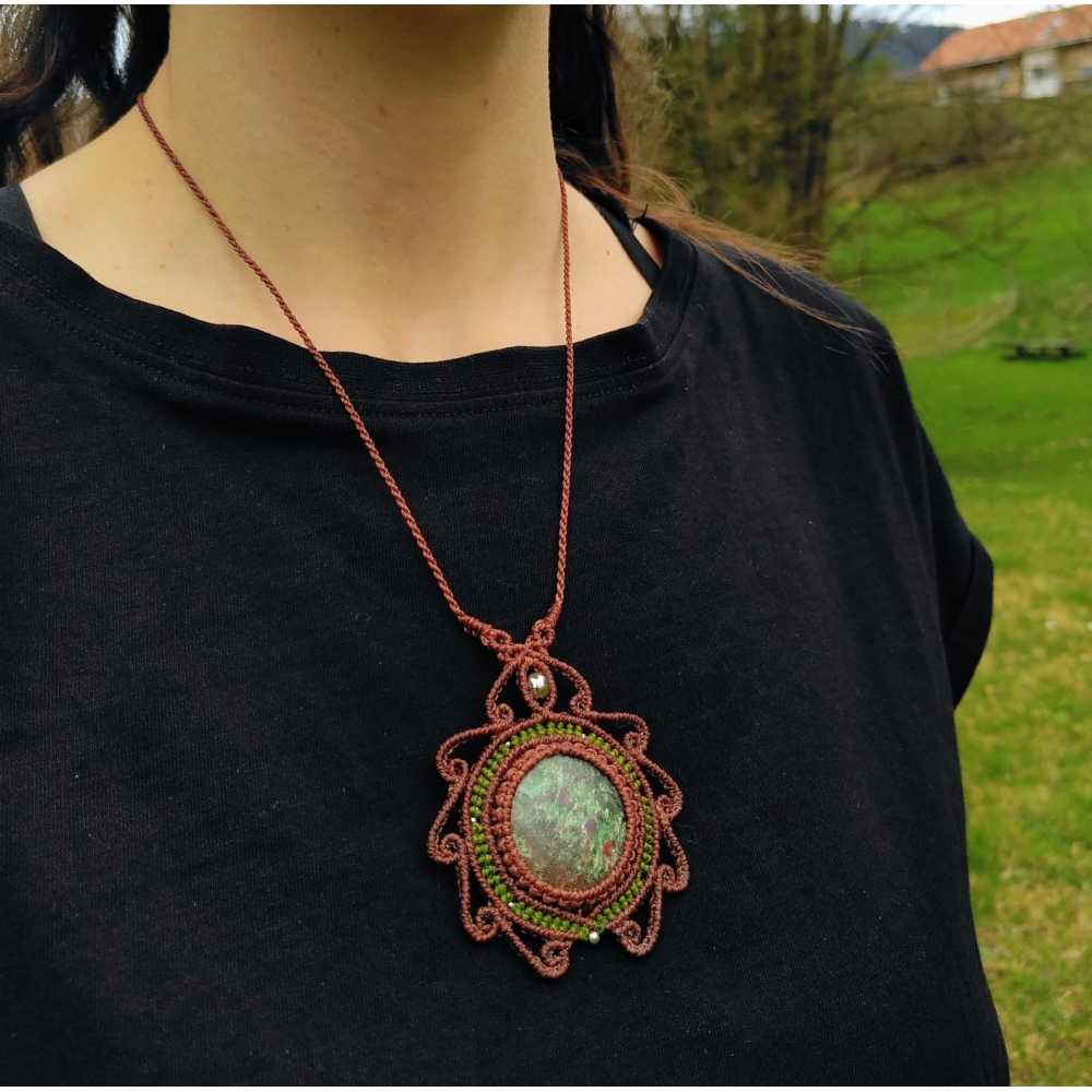 Collier pendentif artisanal en micro-macramé avec un cabochon rond en Rubis fuschite - Joie de vivre et Protection