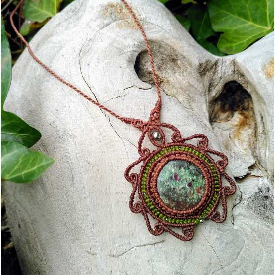 Handgefertigte Anhängerkette aus Mikro-Makramee mit einem runden Cabochon aus Fuschit-Rubin - Lebensfreude und Schutz