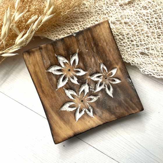 Geschnitzter Räucherbrenner aus Mangoholz - Blumen