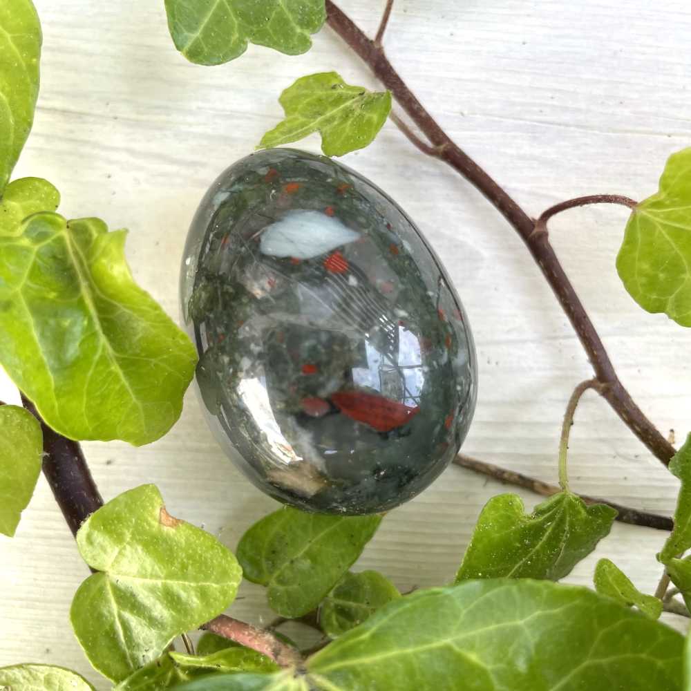 Ei aus Heliotrop-Jaspis