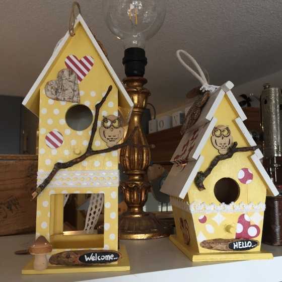 Kleines Häuschen mit Eulen-Dekoration