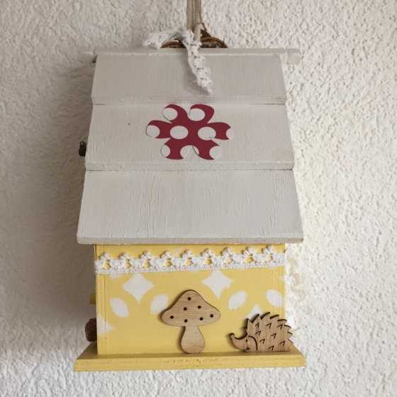 Kleines Häuschen mit Eulen-Dekoration