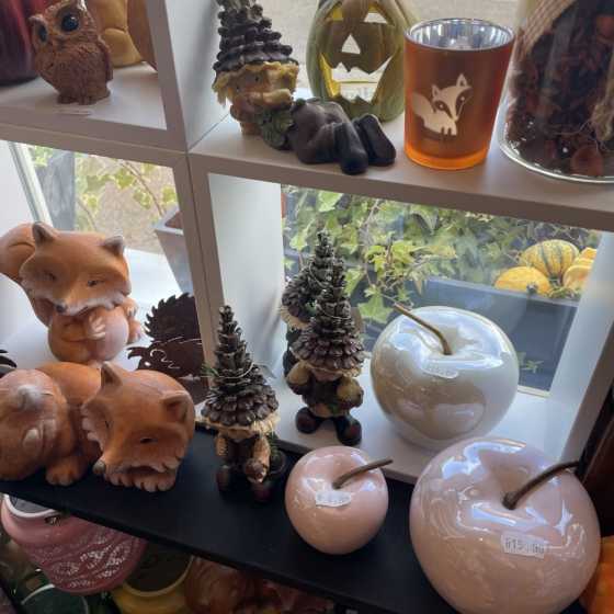 Petite pomme en céramique pour décoration d'automne.