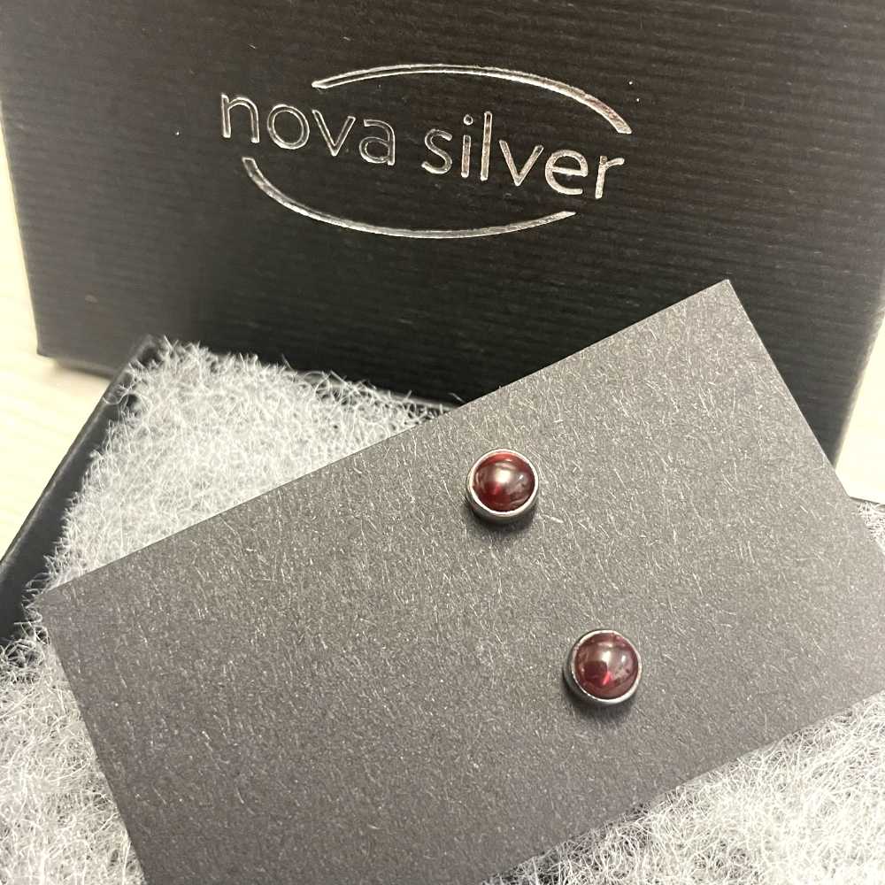 Clous d'oreilles grenat 5mm