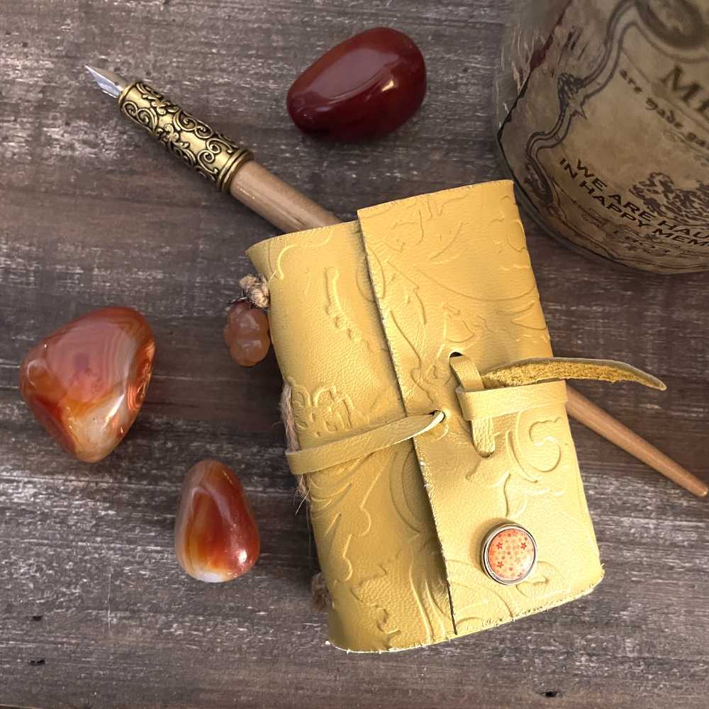 Petit carnet artisanal en cuir - Jaune