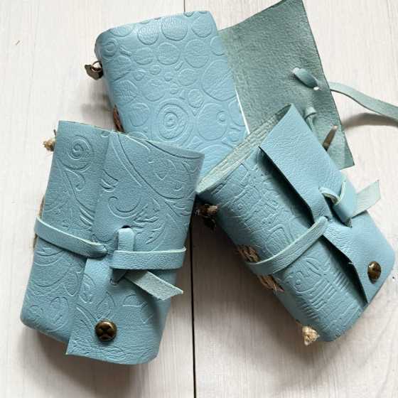 Petit carnet artisanal en cuir - Bleu clair
