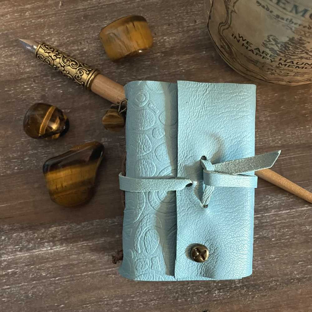 Petit carnet artisanal en cuir - Oeil de Tigre Bleu clair