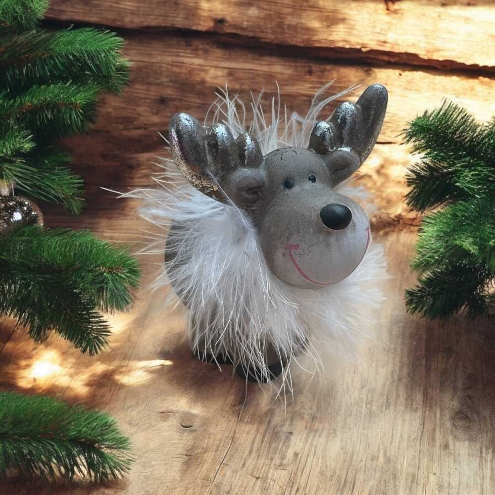 Renne en terracotta avec plumes