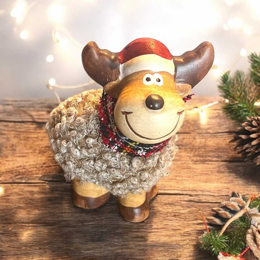 Renne en terracotta avec écharpe