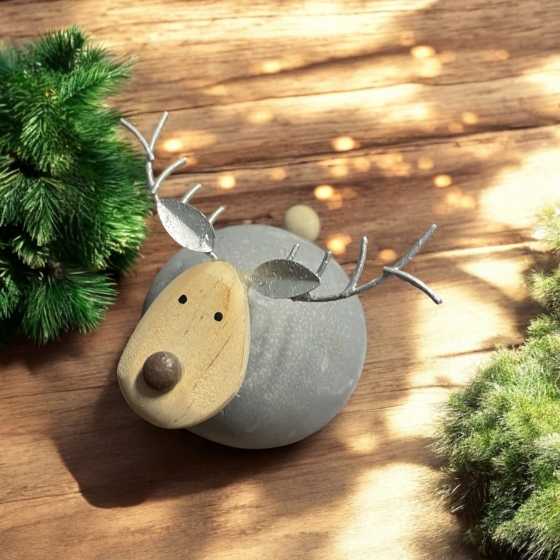 Kleines Rentier aus Beton und Holz