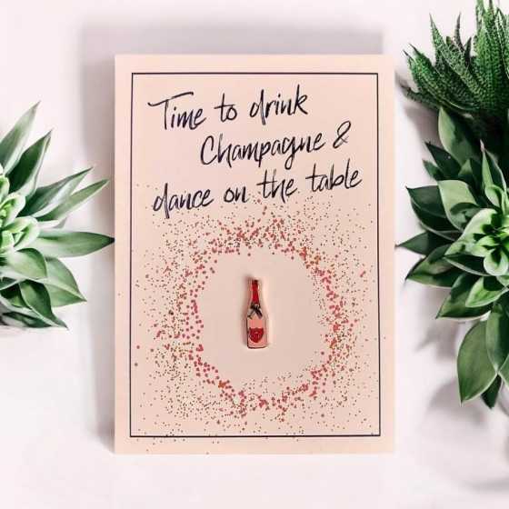 Carte d'anniversaire avec pin's champagne et enveloppe rose