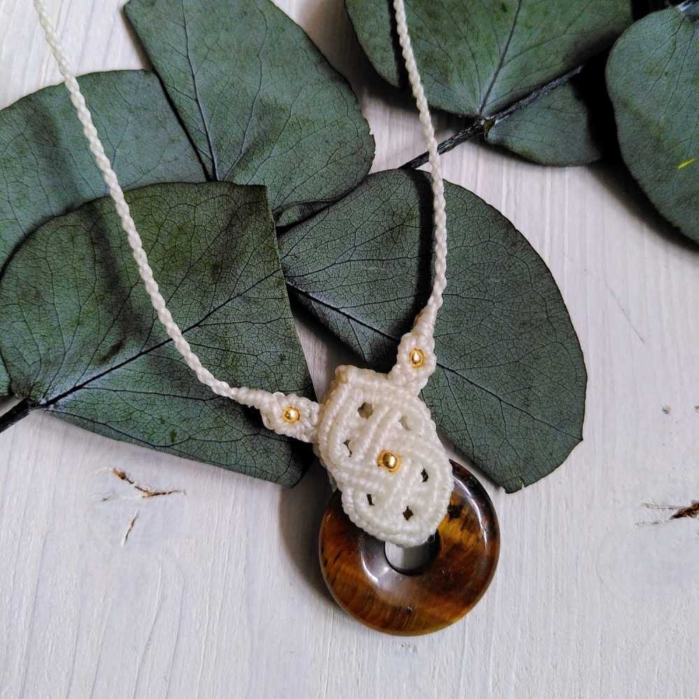 Tigerauge Keltischer Donut - Halskette aus Mikro-Makramee