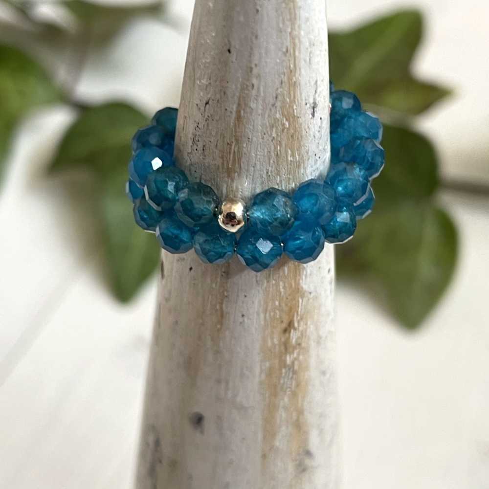 Ring aus facettiertem Apatit und Silber