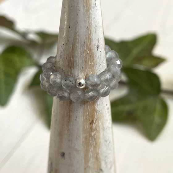 Ring aus facettiertem Labradorit und Silber