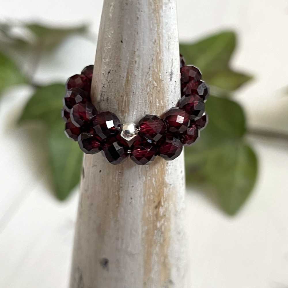 Ring aus facettiertem Granat und Silber