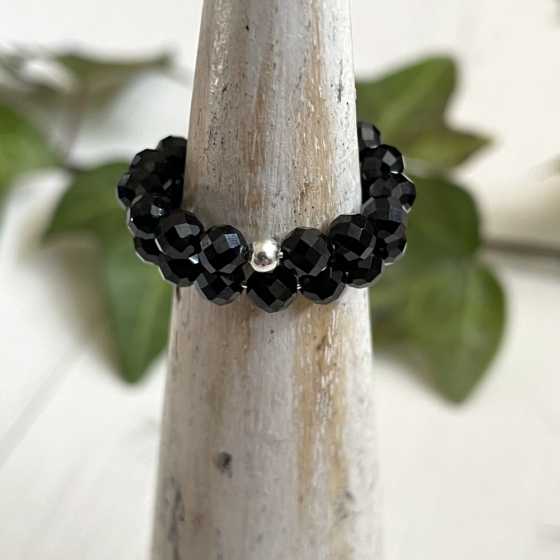 Ring aus facettiertem Spinell und Silber