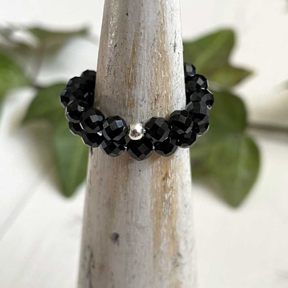 Ring aus facettiertem Spinell und Silber