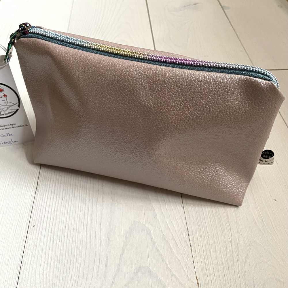 Schöne handgemachte Kosmetiktasche aus Stoff mit Regenbogen-Reissverschluss.