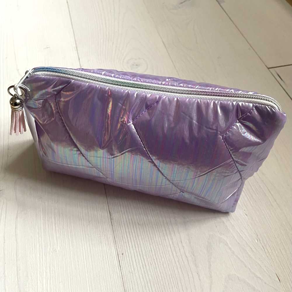 Schöne handgemachte Kosmetiktasche aus Stoff mit Regenbogen-Reissverschluss.