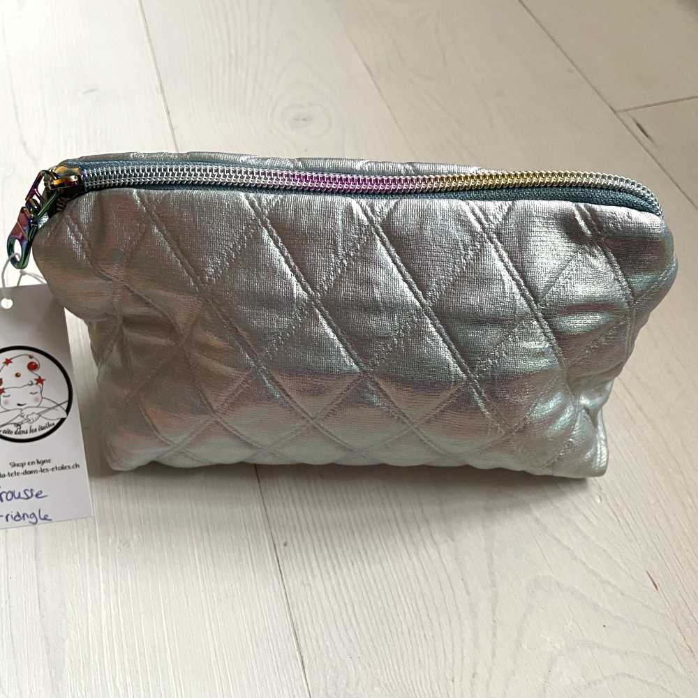 Jolie trousse artisanale en tissu avec fermeture éclair arc-en-ciel.