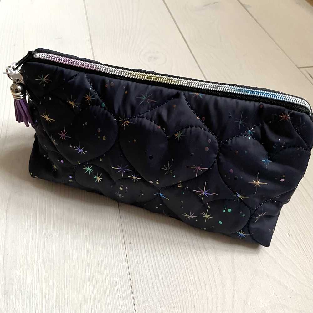 Jolie trousse artisanale en tissu avec fermeture éclair arc-en-ciel.