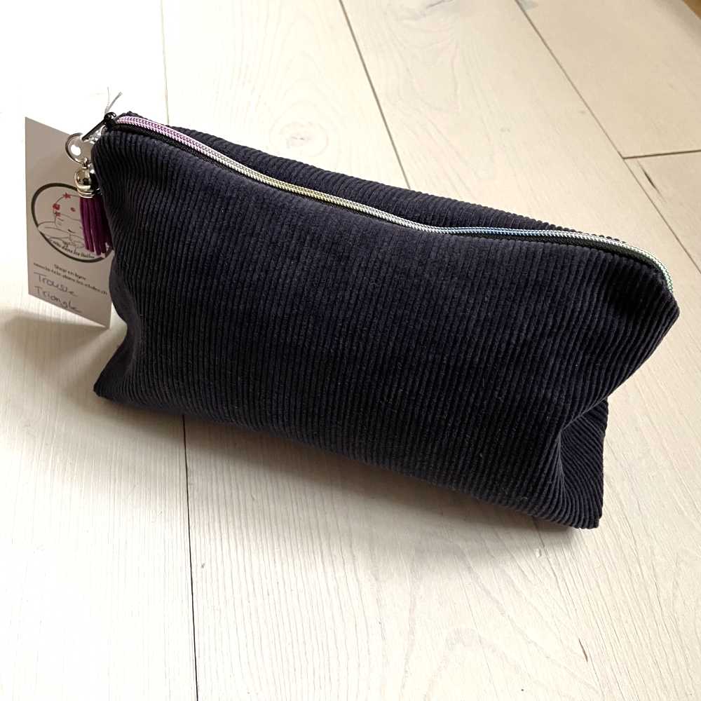 Schöne handgemachte Kosmetiktasche aus Stoff mit Regenbogen-Reissverschluss.