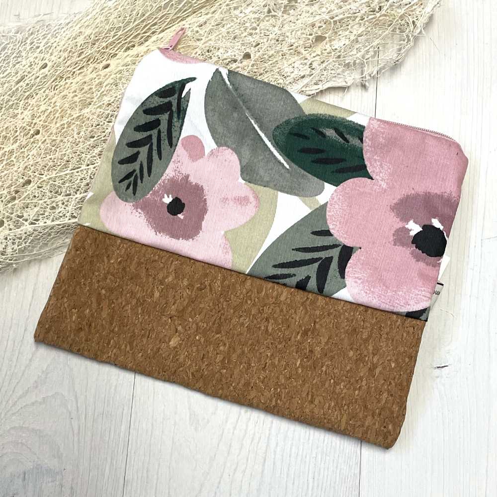Schöne handgemachte Kosmetiktasche aus Stoff und Korkimitat mit Reißverschluss.