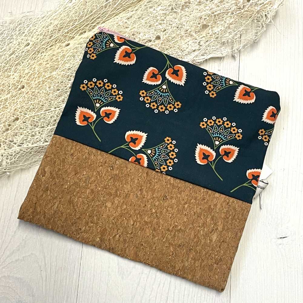 Jolie trousse artisanale en tissu et imitation liège avec fermeture éclair.