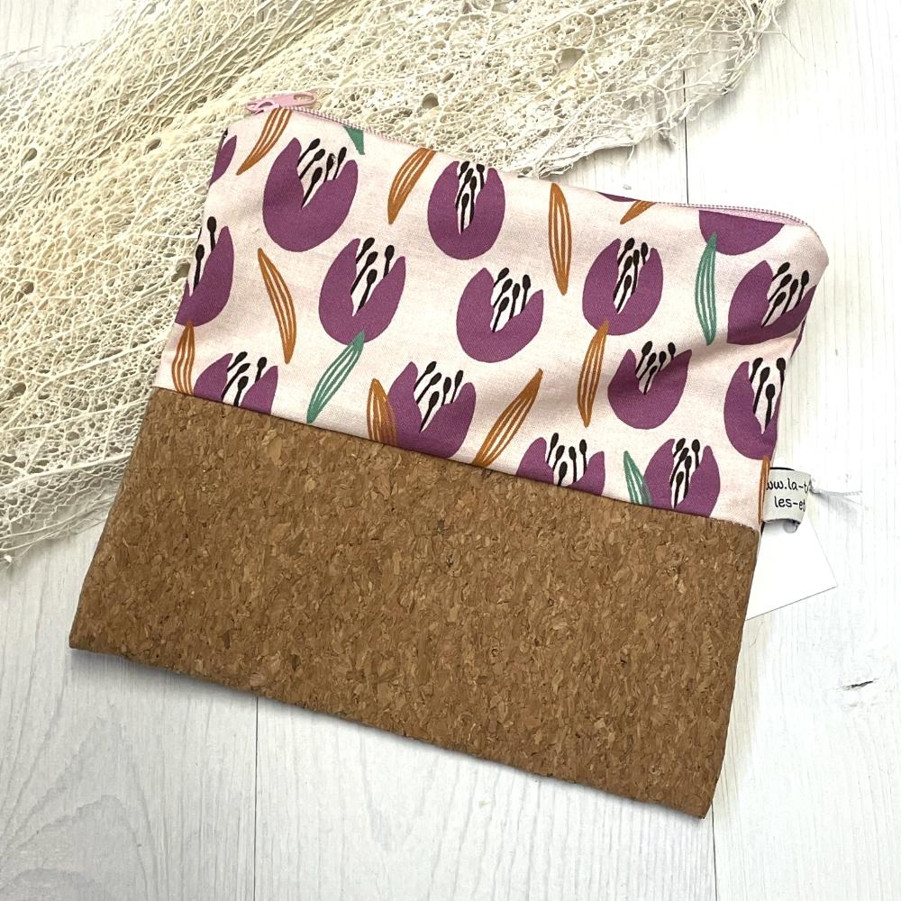 Schöne handgemachte Kosmetiktasche aus Stoff und Korkimitat mit Reißverschluss.