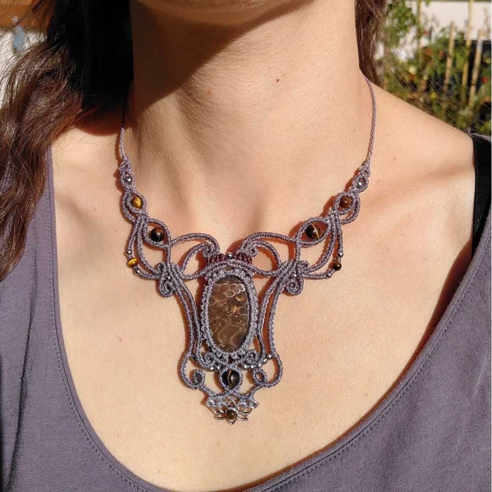 Collier artisanal en micro-macramé, cabochon Turitelle et perles en Oeil de Tigre.