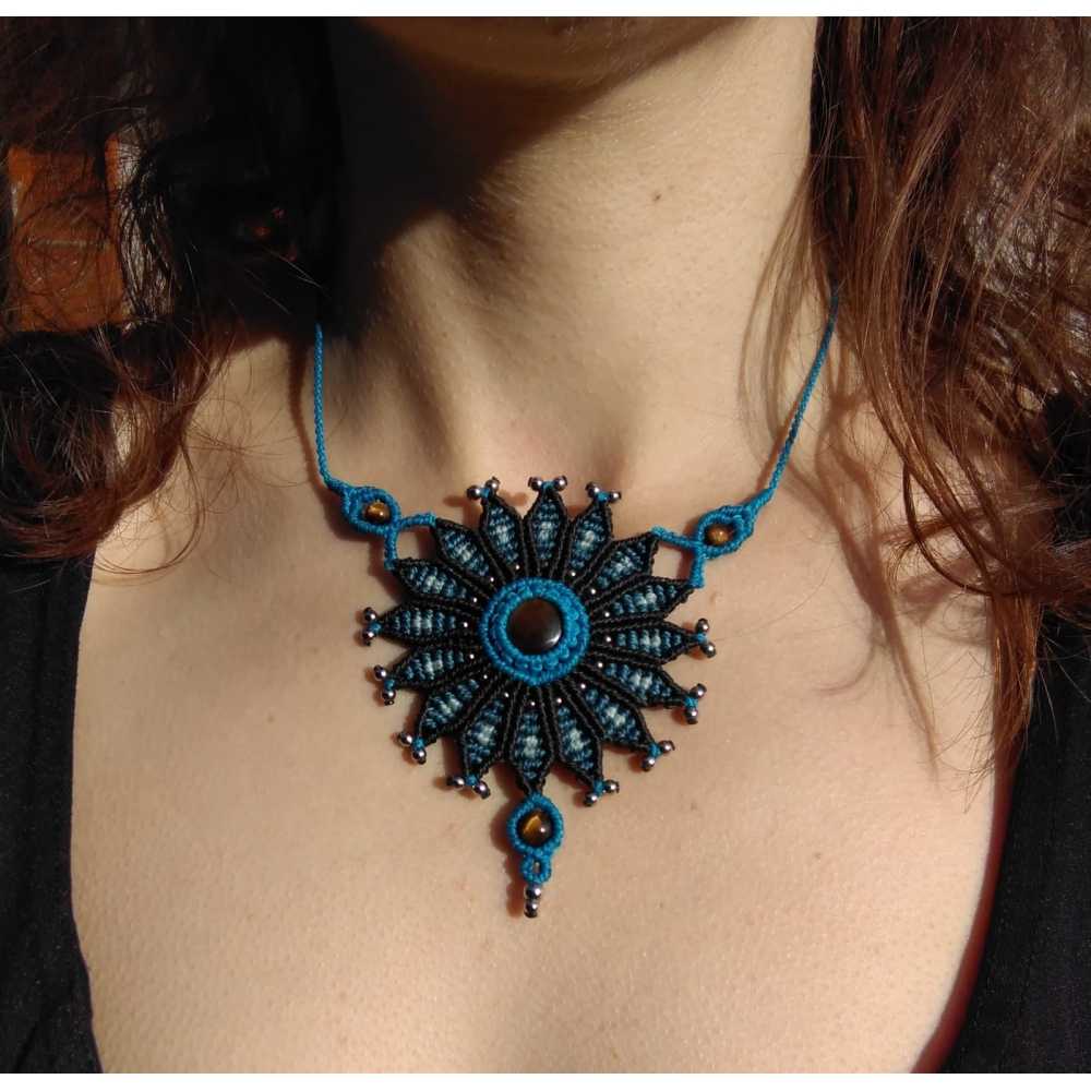 Handgefertigte Halskette aus Mikro-Makramee aus Tigerauge.